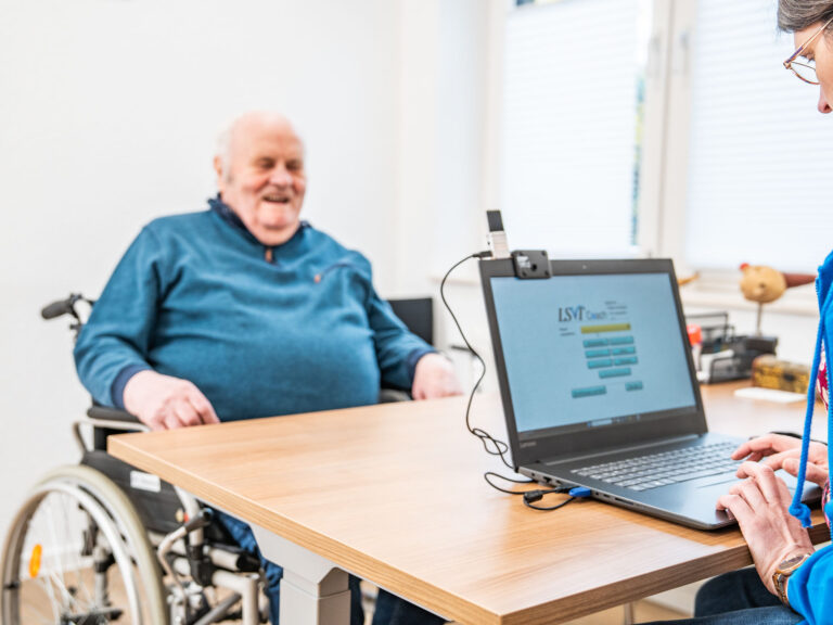 Logopädie bei der Arbeit mit Senioren